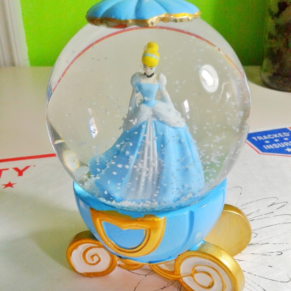 Cinderella Snow Globe ( last one) - Picture 3 of 7